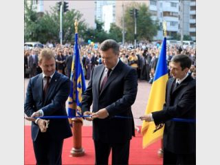 Янукович не взял на открытие школы Табачника