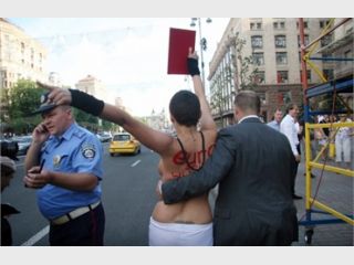 FEMEN ������� �� ������������ ����� ���������� ����� ����� �������� � ������ 