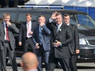 Янукович пришел на детскую выставку с 20 охранниками