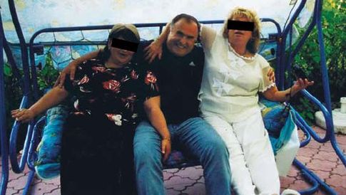 Пукач. В 2004 году чувствовал себя комфортно, со вкусом отдыхал и, похоже, не думал об аресте