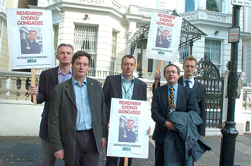 Георгія Гонгадзе пам'ятають у Великобританії. Пікет активістів NUJ 16 вересня 2003 року